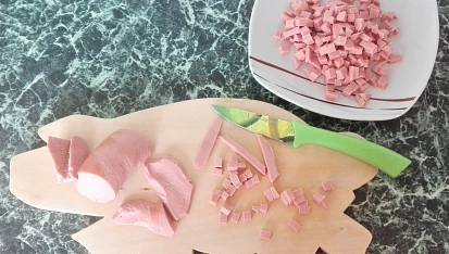 Brokolicové placičky se salámem, Salám nakrájíme na malé kostičky, aby se nám později placičky nerozpadaly. 