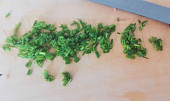 Brokolicové placičky se salámem, Pažitku nebo petrželku nakrájíme nadrobno. 