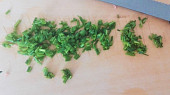 Brokolicové placičky se salámem, Pažitku nebo petrželku nakrájíme nadrobno. 