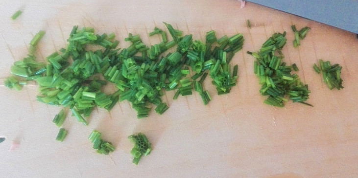 Brokolicové placičky se salámem (Pažitku nebo petrželku nakrájíme nadrobno. )