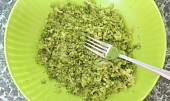 Brokolicové placičky se salámem (Uvařenou a vychladlou brokolici rozmačkáme vidličkou. )