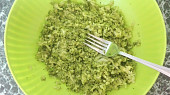Brokolicové placičky se salámem, Uvařenou a vychladlou brokolici rozmačkáme vidličkou. 