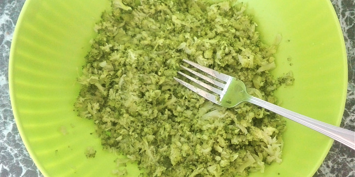 Uvařenou a vychladlou brokolici rozmačkáme vidličkou. 