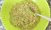 Brokolicové placičky se salámem, Přimícháme zbylé suroviny. 