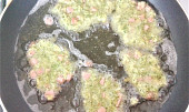 Brokolicové placičky se salámem (Na pánvi rozpálíme olej. Lžící tvoříme placičky a smažíme. )