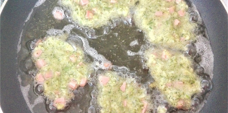 Brokolicové placičky se salámem (Na pánvi rozpálíme olej. Lžící tvoříme placičky a…)