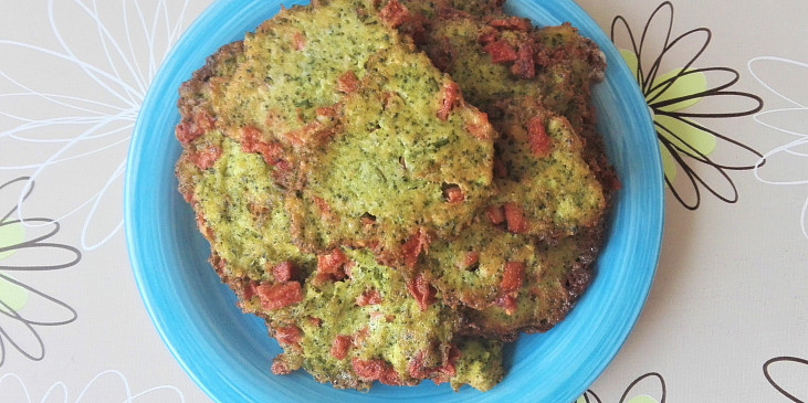 Brokolicové placičky se salámem (Placičky podáváme s bramborami, pečivem nebo…)