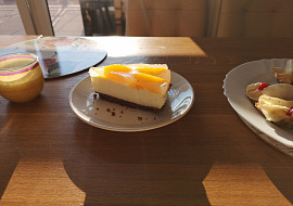 Broskvový tvarohový dort s limetkou