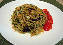 Celozrnné špagety s pestem z medvědího česneku