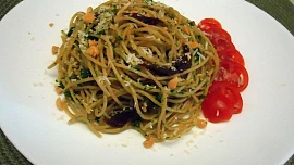 Celozrnné špagety s pestem z medvědího česneku