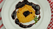 Hermelín v kuskusové krustě s rybízovou omáčkou