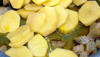 Jablka se slaninou a bramborami