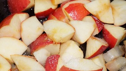 Jablka se slaninou a bramborami