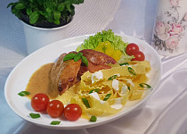 Křepelka na slanině, zelenině a těstoviny Mafaldine