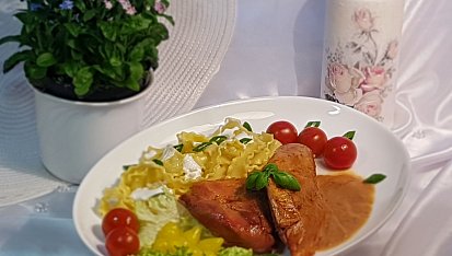 Křepelka na slanině, zelenině a těstoviny Mafaldine