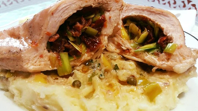 Kuřecí prsa plněná máslovým pórkem a sušenými rajčaty