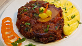 Osso buco (telecí, nebo hovězí kližka s morkovou kostí) na rajčatech
