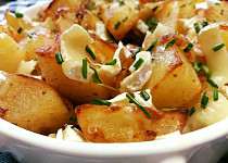 Pečené brambory se smaženou cibulí a sýrem