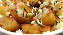 Pečené brambory se smaženou cibulí a sýrem