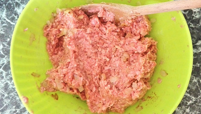 Rajská omáčka s plněnými paprikami a rýží, K masu přidáme osmaženou cibuli, vejce, sladkou mletou papriku, sůl a pepř. Vše promícháme.