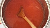 Rajská omáčka s plněnými paprikami a rýží (Zalijeme vodou a přidáme pasírovaná rajčata, cukr, sůl, koření a masox. Vaříme 10 minut.)