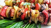Ražniči z vepřového a drůbežího masa se zeleninou
