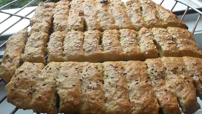Slané tyčky z cuketového těsta se semínky, Těsto vyválím přímo na plechu, nařežu rádýlkem, potřu a posypu, neodděluji tyčinky od sebe