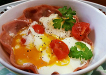 Snídaňová vejce se šunkou a rajčaty