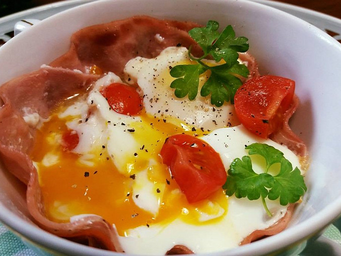 Snídaňová vejce se šunkou a rajčaty