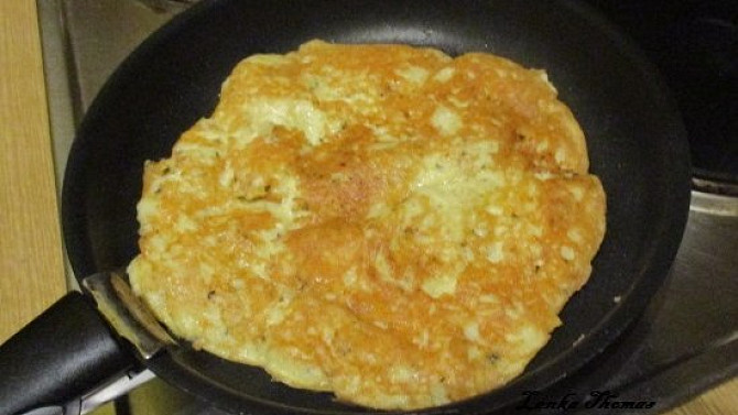 Sýrová omeleta s bazalkou
