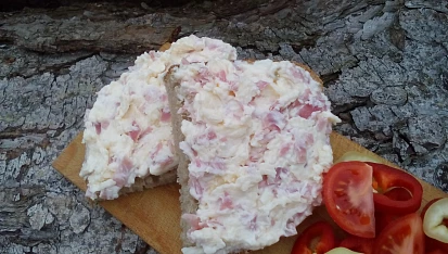Sýrovo-šunková pomazánka s česnekem