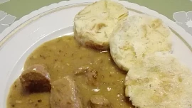 Vepřový pivovarský gulášek s hrníčkovým knedlíkem