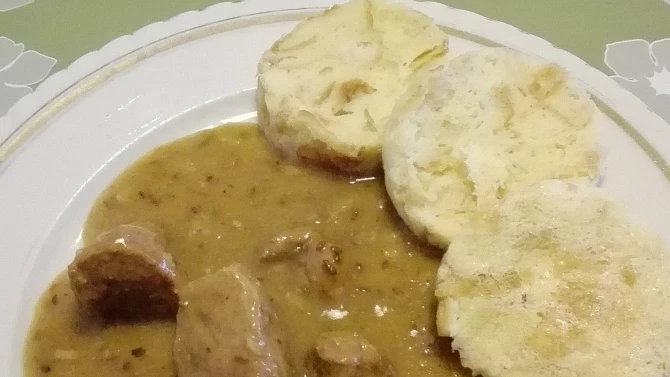 Vepřový pivovarský gulášek s hrníčkovým knedlíkem