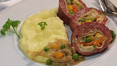 Hovězí roláda plněná zeleninou v tortille