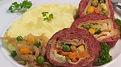 Hovězí roláda plněná zeleninou v tortille