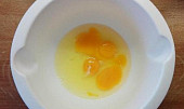 Jednoduchý velikonoční beránek, Do mísy dáme vejce.