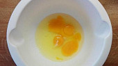 Jednoduchý velikonoční beránek, Do mísy dáme vejce.
