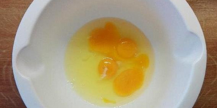 Jednoduchý velikonoční beránek (Do mísy dáme vejce.)