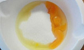 Jednoduchý velikonoční beránek (Přidáme krupicový a vanilkový cukr.)