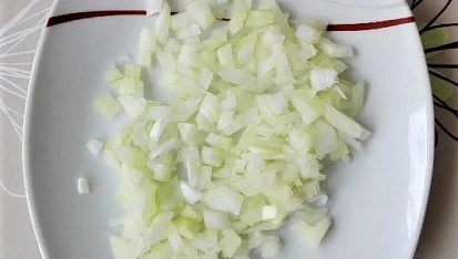 Kuřecí maso na kari se smetanovo-sýrovou omáčkou, Cibuli nakrájíme nadrobno. 