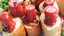 Domácí mini hot dog s opečenou cibulkou