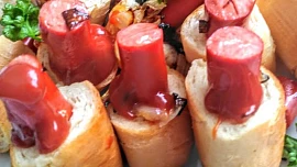 Domácí mini hot dog s opečenou cibulkou