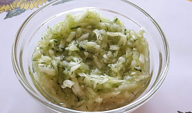 Okurkový salát s česnekem a koprem