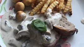 Panenka ve slanině s žampionovo-smetanovou omáčkou