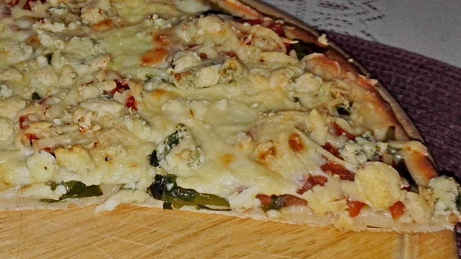 Pizza "Tre formaggi" s medvědím česnekem
