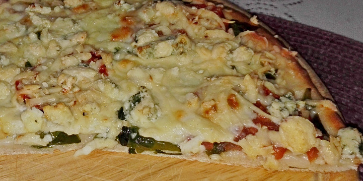 Pizza "Tre formaggi" s medvědím česnekem