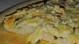 Pizza "Tre formaggi" s medvědím česnekem