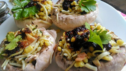 Plněné portobello žampiony s těstovinami, slaninou a Passata dolce di Cipolla