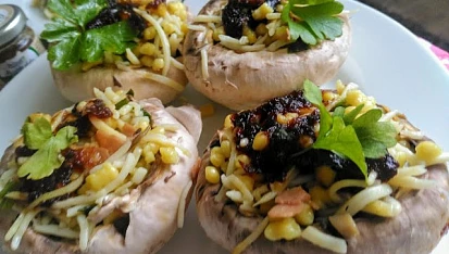 Plněné portobello žampiony s těstovinami, slaninou a Passata dolce di Cipolla