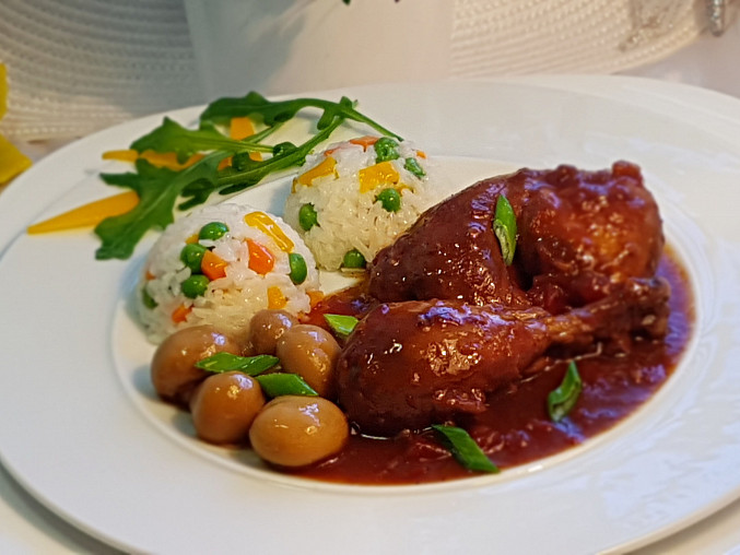 Pomalené kuřecí špalíčky v pikantní omáčce a zeleninová rýže